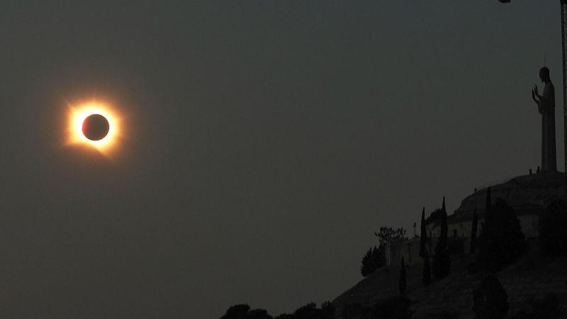 Cient�ficos y astr�nomos de todo el mundo no se perdieron su cita con el eclipse solar total - Telediario 1 | Ver