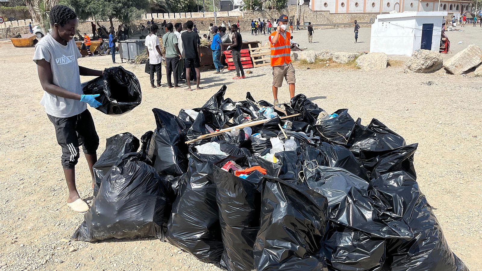 Decenas de inmigrantes viven en una playa de Ceuta dos semanas después de la llegada masiva