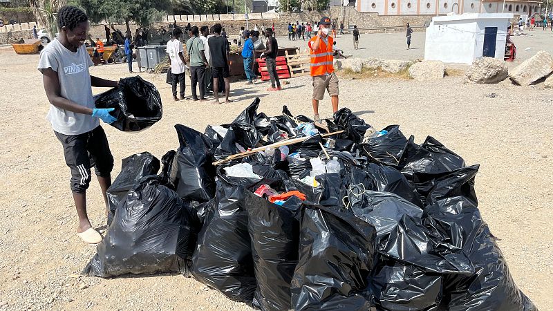 Decenas de inmigrantes viven en una playa de Ceuta dos semanas después de la llegada masiva