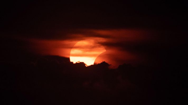 Panorama Regional - Las personas ciegas sienten el eclipse solar en Gijón