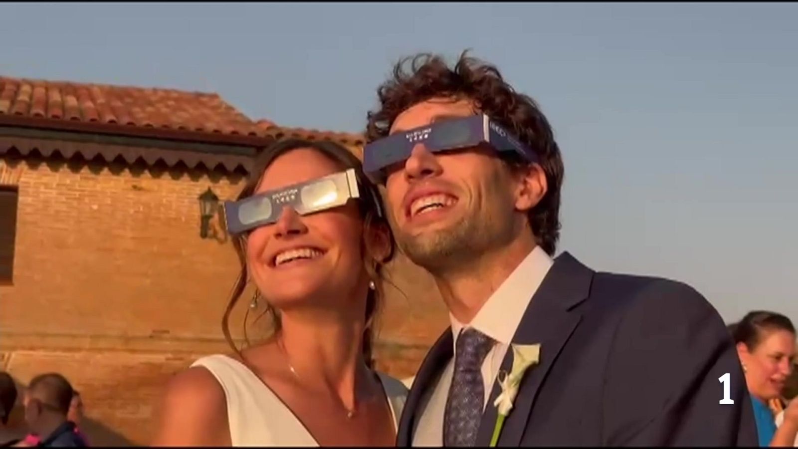 Històries que neixen sota l'eclipsi: un naixement i una boda