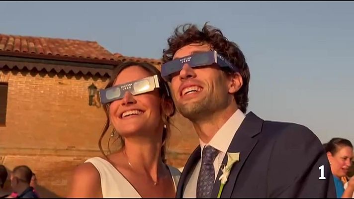 L'Informatiu - Històries que neixen sota l'eclipsi: un naixement i una boda