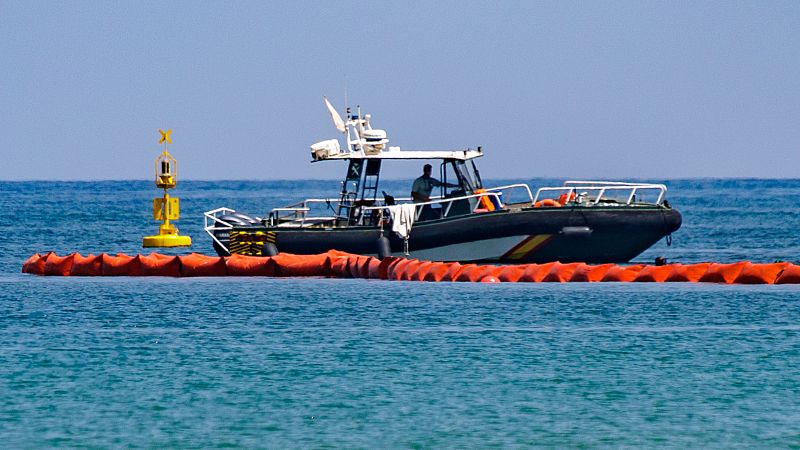 La Guardia Civil instala una barrera flotante en el Dique Sur de Melilla - Noticias de Melilla | Ver