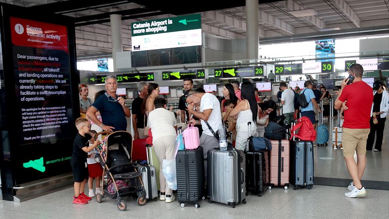 El Etna colapsa los aeropuertos de Sicilia con miles de afectados - La tarde en 24h | Ver
