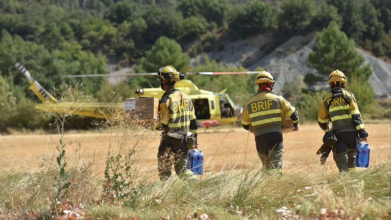 Los incendios de Niebla, Huelva, y de Las Peñas de Riglos, Huesca, siguen fuera de control - Telediario 2 | Ver