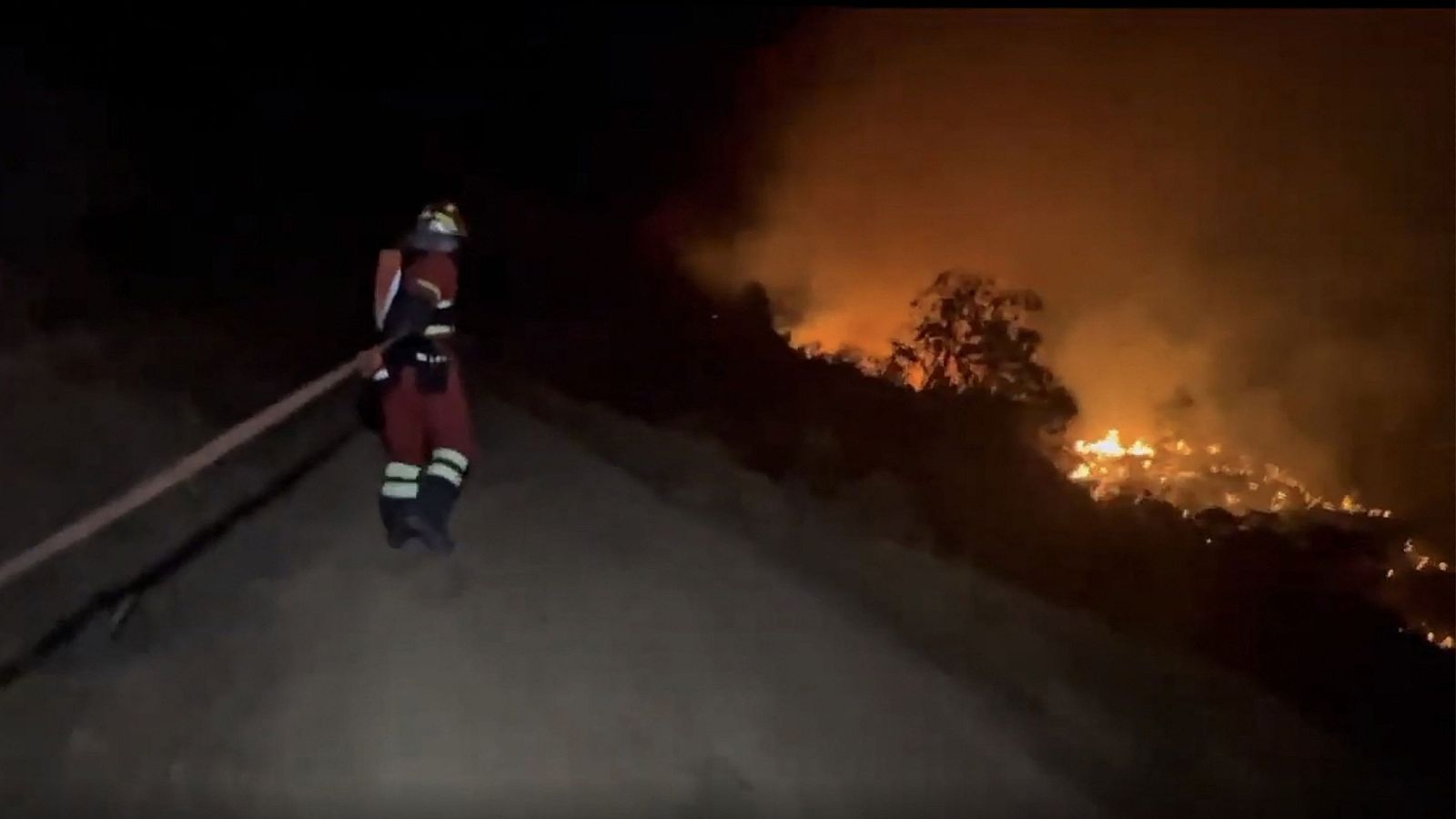 Sin control el fuego en Niebla (Huelva)