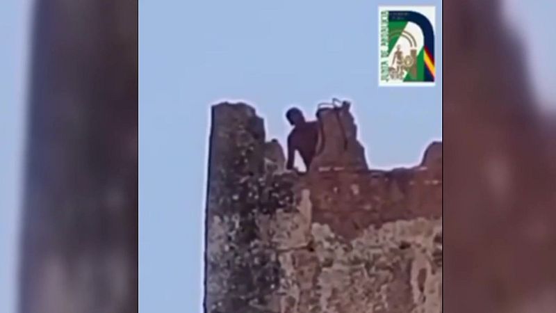 Detenido por destrozar la muralla de Niebla en pleno incendio - Noticias Andalucía | Ver