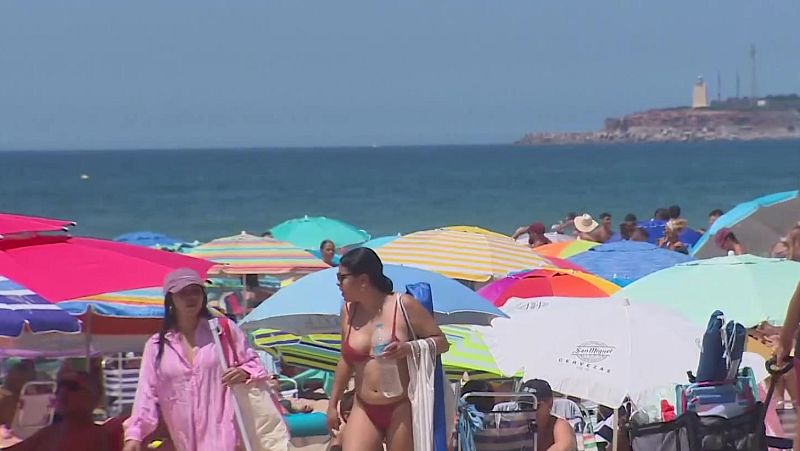 Diversión en la playa: masificación en la costa: Turismo en Cádiz - Noticias Andalucía | Ver