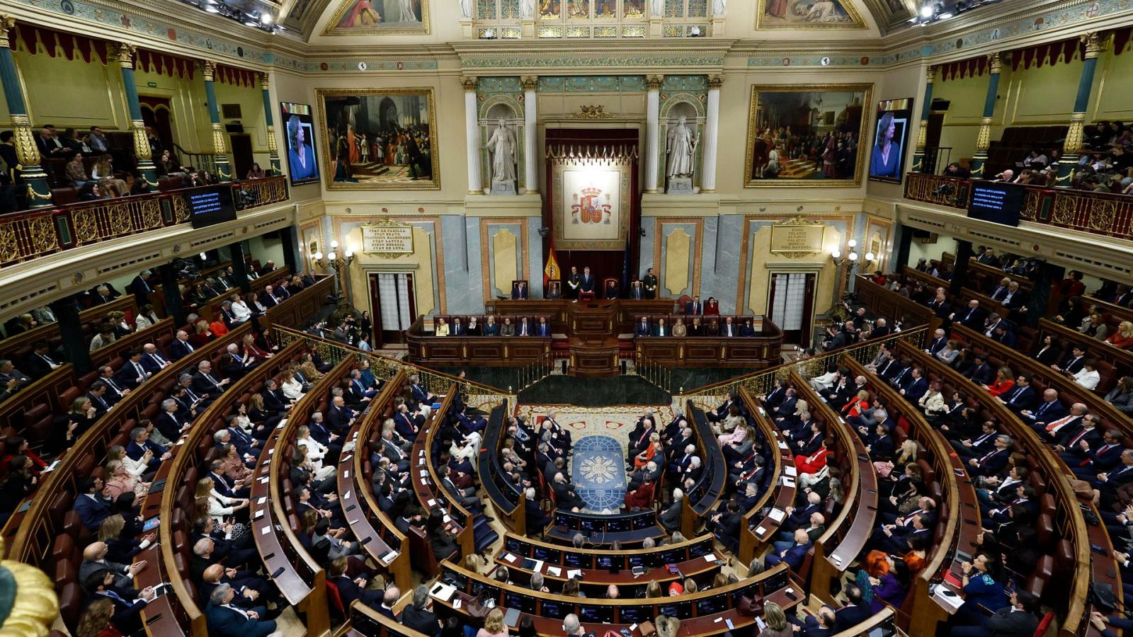 La redacción de la Constitución, acuerdos de gobierno y reformas: la política no siempre descansa en agosto