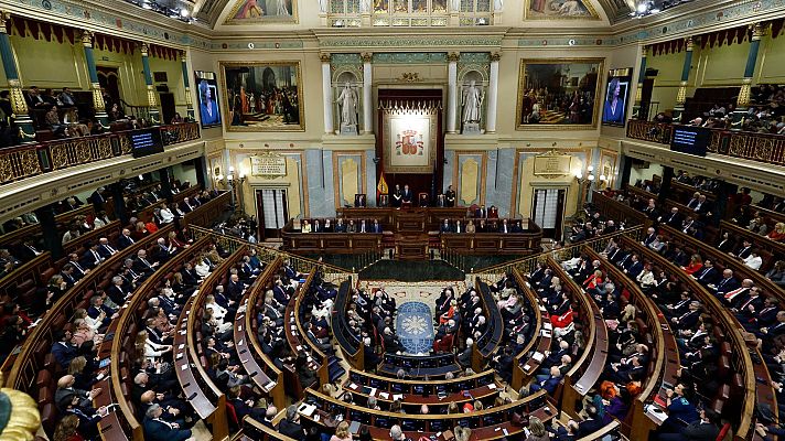 Telediario 1 - La redacción de la Constitución, acuerdos de gobierno y reformas: la política no siempre descansa en agosto