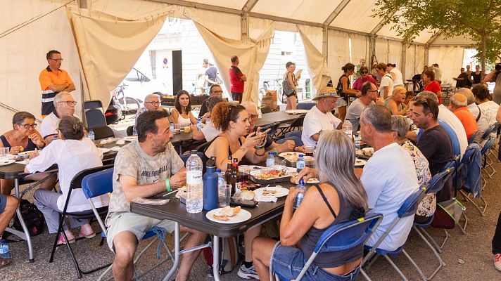 La tarde en 24h - Los vecinos desalojados por el incendio en Las Peñas de Riglos: "Lo estamos pasando muy mal, estamos muy nerviosos"