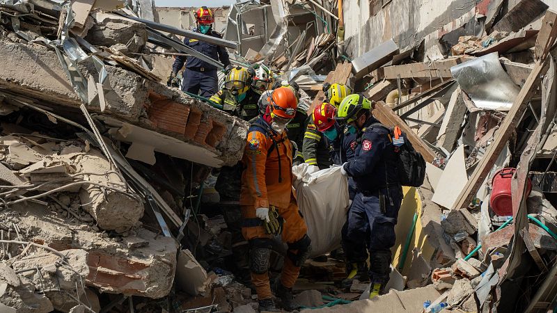 Continúa la búsqueda de supervivientes en Pereira, Colombia, tras el terremoto de 7,4