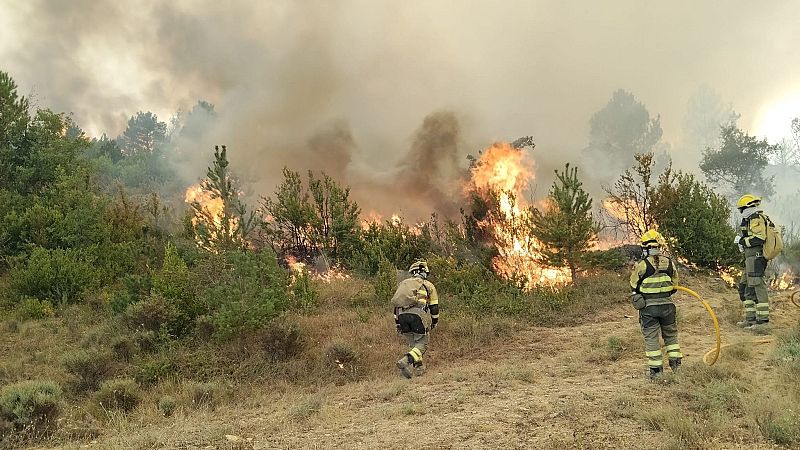 El viento complica la extinción del incendio de Huesca