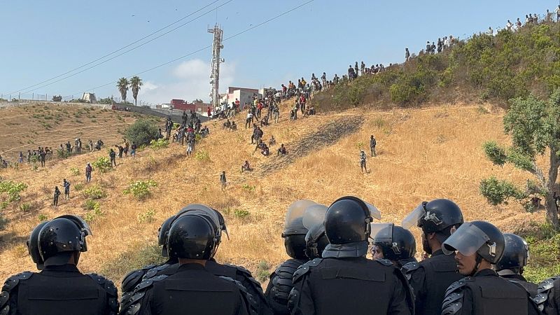 Marruecos carga contra decenas de migrantes tras un nuevo intento fallido de cruzar a Ceuta