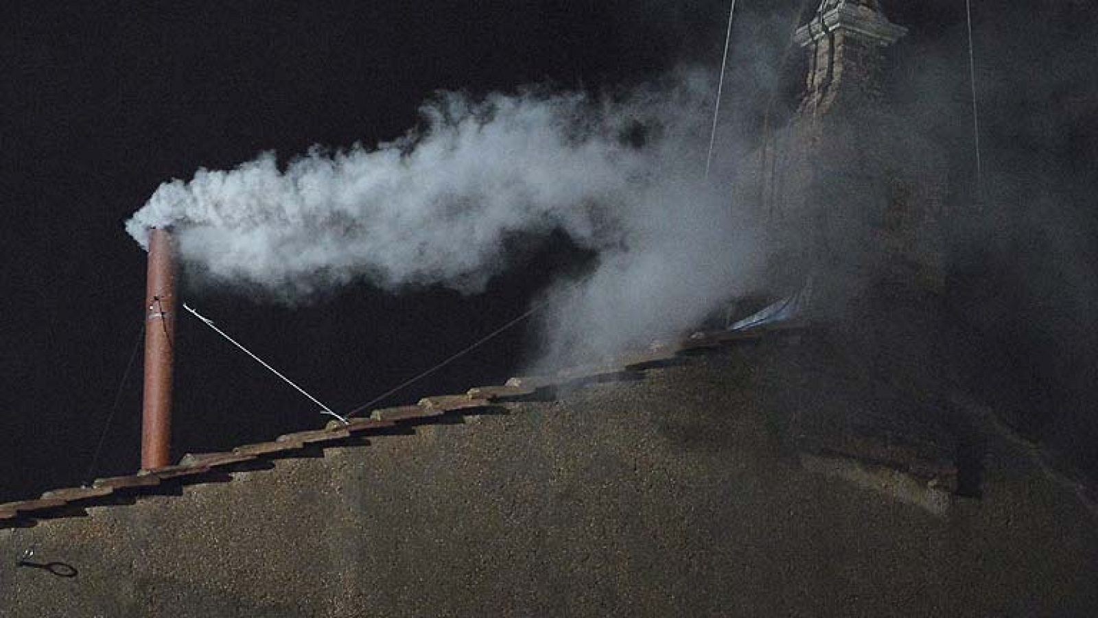 Fumata blanca: el cónclave elige al sucesor de Benedicto XVI | Ver