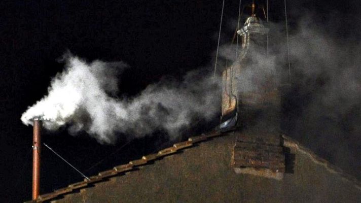  - Primeros instantes de fumata blanca