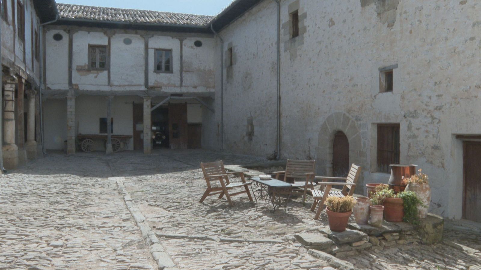 La exposición de Carlos Ciriza revive el Palacio de Elio - Telenavarra | Ver