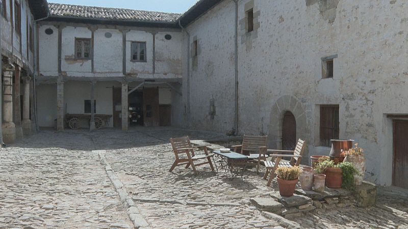 La exposición de Carlos Ciriza revive el Palacio de Elio - Telenavarra | Ver