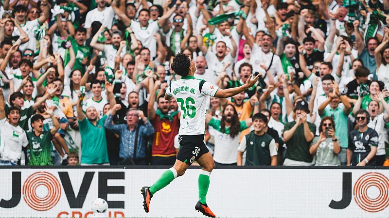 Sergio Martínez (dorsal 36) celebra un gol en El Sardinero. Aficionados del Racing de Santander vitorean. Valla publicitaria de "JOVE" y "GRP ID" en el césped.