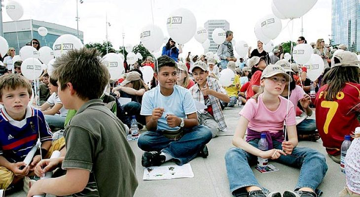  - "¡Ole, ole, mañana no hay cole!"