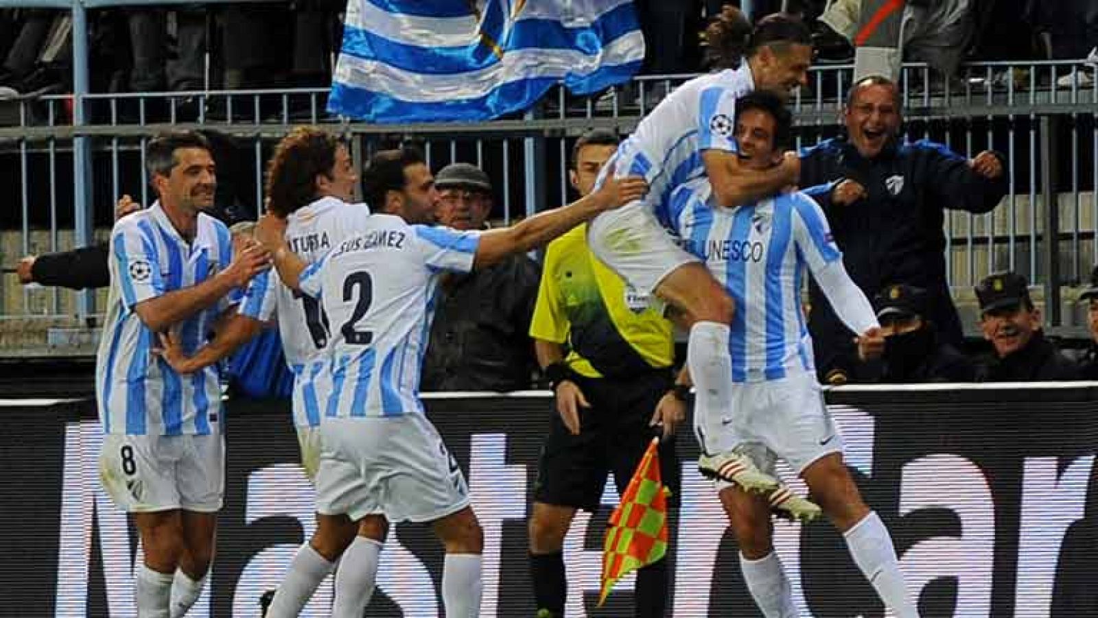 Roque Santa Cruz, el delantero paraguayo del Málaga, ha marcado el gol decisivo del Málaga ante el Oporto, el 2-0, un gol que a la postre supondría la clasificación del equipo andaluz para cuartos de final de la Champions League.