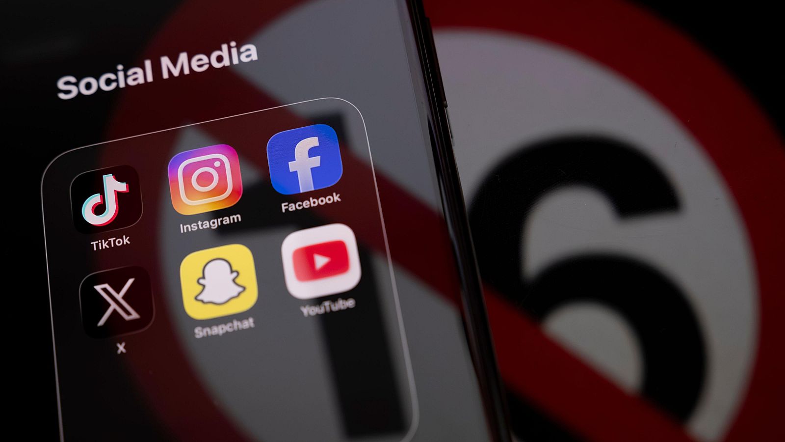 Cal limitar l'accés dels menors a les xarxes socials? - L'Informatiu | Ver