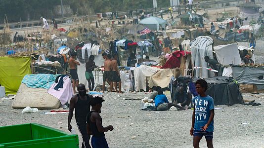 Empiezan a instalar el espacio de acogida temporal de migrantes en pleno choque pol�tico entre el Gobierno y Ceuta