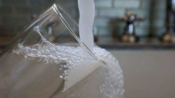 Telediario 1 - Unos 40 pueblos de Álava empiezan a restringir el uso de agua a sus vecinos por la sequía