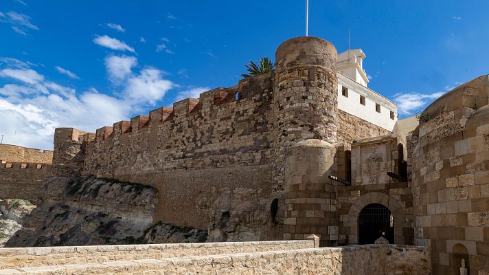 Noticias de Melilla - Melilla recibe más viajeros que el año pasado, pero se reducen las pernoctaciones