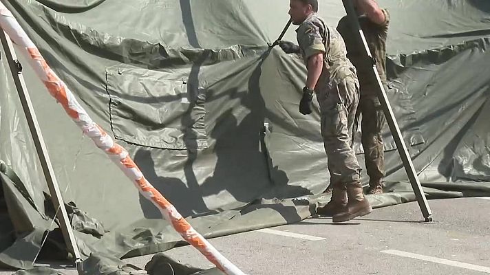  - El Ejército instala tiendas de campaña para migrantes en el aparcamiento de Loma Colmenar