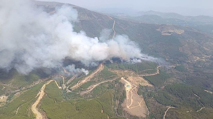 Telediario 2 - Un incendio de nivel 2 en la comarca cacereña de Las Hurdes obliga a evacuar nueve núcleos de población