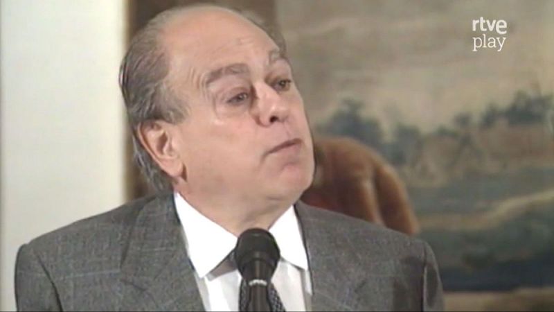 Jordi Pujol i Soley, político español, en un primer plano con traje y corbata, frente a un micrófono. Logo "rtve play" visible.
