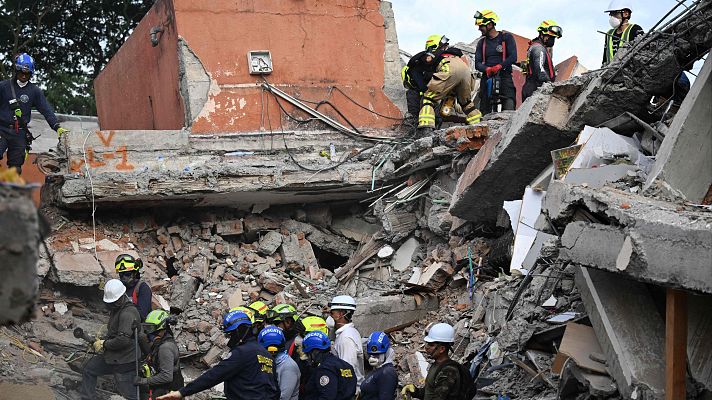 Telediario 1 - Rescatistas mexicanos siguen buscando en Cali a víctimas del terremoto de Colombia