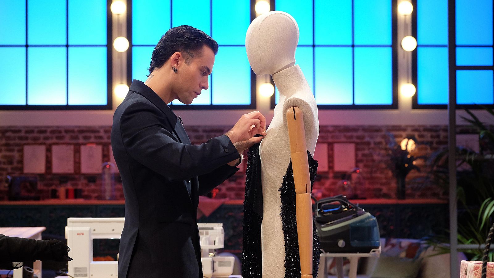 El espectacular vestido de fin de año de Luis de Javier - Maestros de la costura Celebrity | Ver