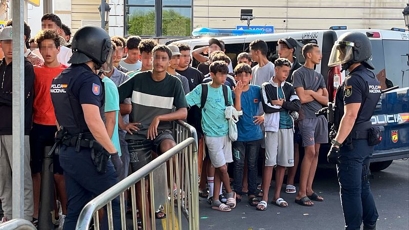Multitud de menores migrantes esperan para su filiación frente a la Jefatura Superior de la Policía Nacional en Ceuta.