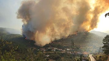 El incendio de Las Hurdes obliga a desalojar 11 n�cleos de poblaci�n aunque mejoran las condiciones para su extinci�n
