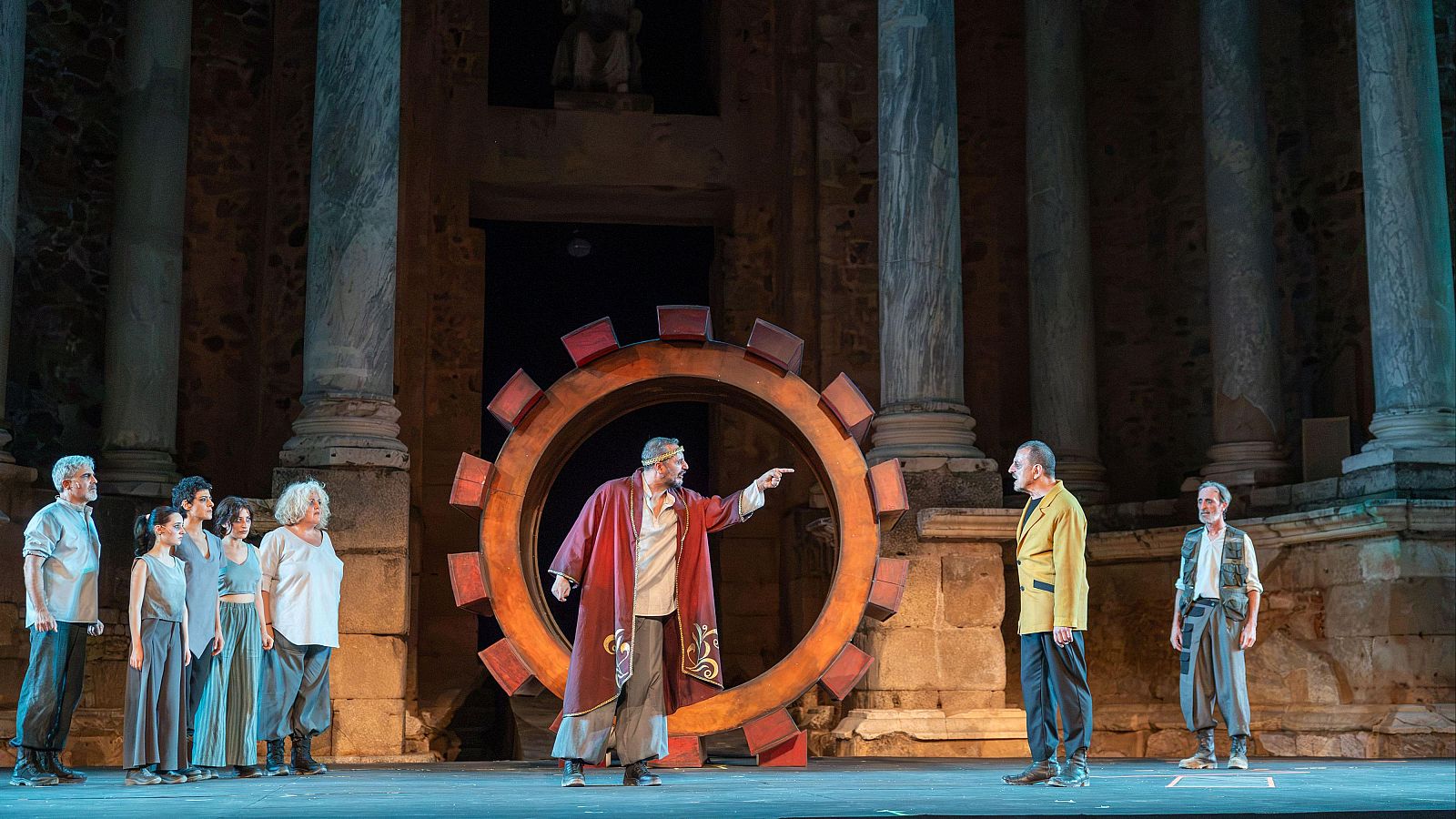 El Festival de Teatro Clásico de Mérida estrena 'El viaje de Edipo' - Telediario 2 | Ver vídeo