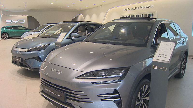 Concesionario BYD en Santander con modelos "BYD SEAL U DM-i" y "BYD ATTO 3" expuestos. "BYD No.1 EV & PHEV MAKER" se lee en la pared.