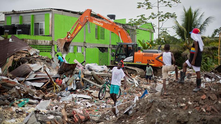 Telediario 1 - Más de 300 edificios se han venido abajo por el terremoto de Colombia
