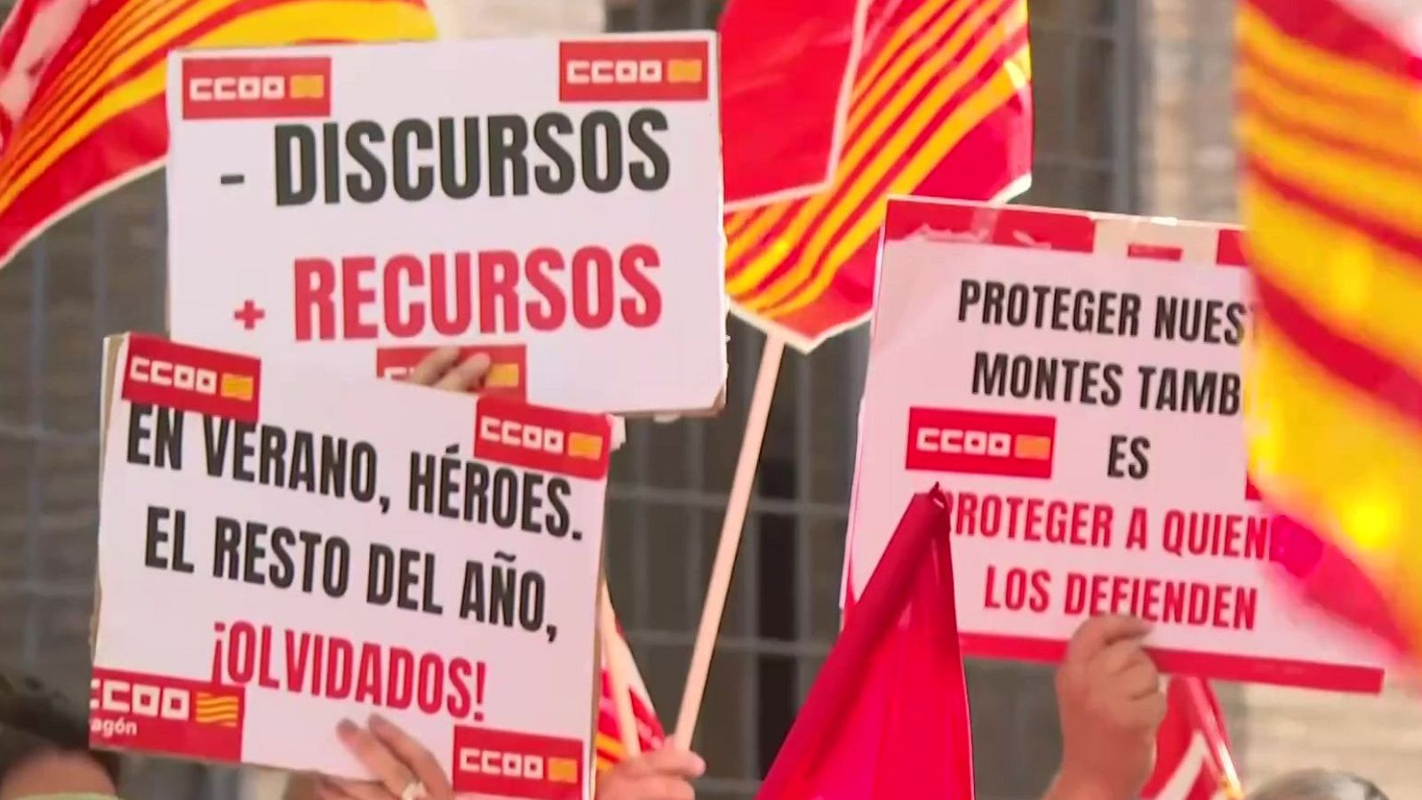 Manifestación de CCOO Aragón con carteles que exigen más recursos, reconocimiento y protección para quienes defienden los montes.