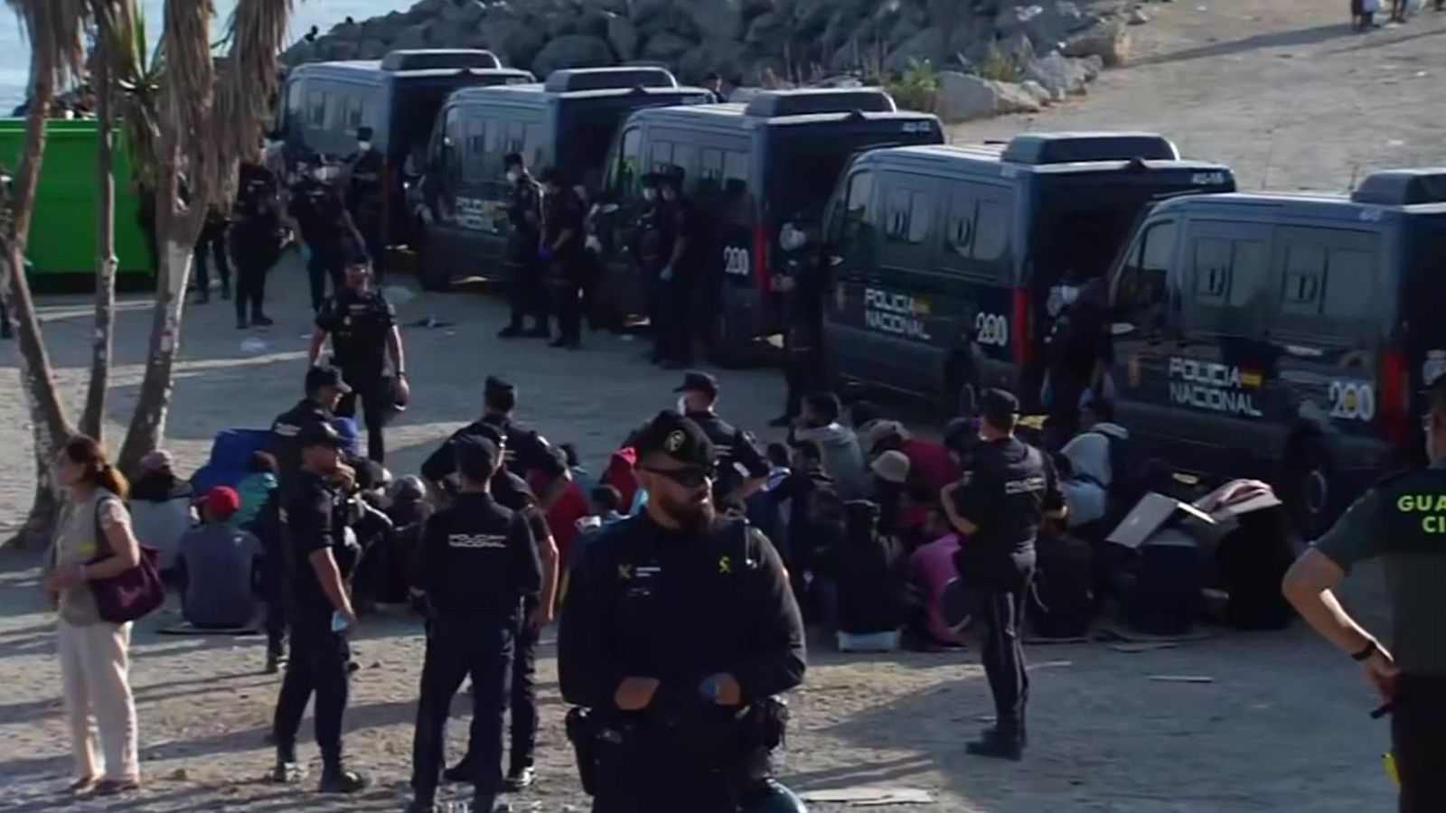 Desalojada la playa del Trampolín tras tres semanas de asentamiento de migrantes | Ver