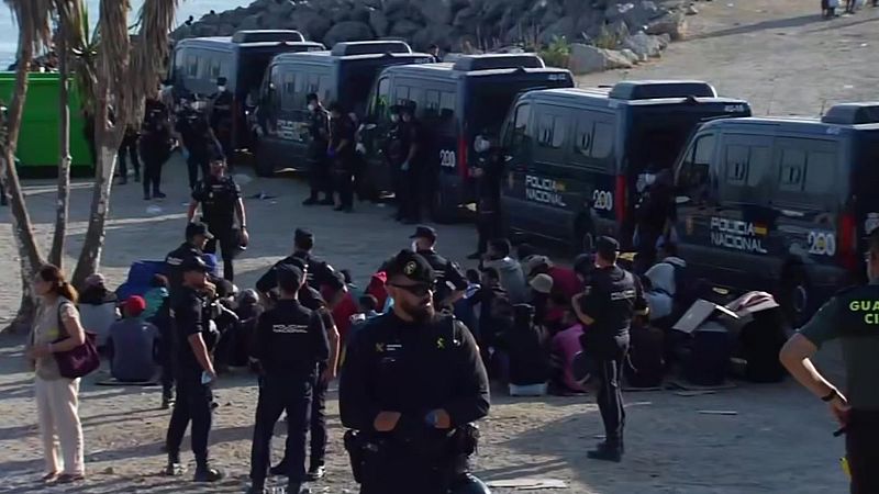 Desalojada la playa del Trampolín tras tres semanas de asentamiento de migrantes | Ver