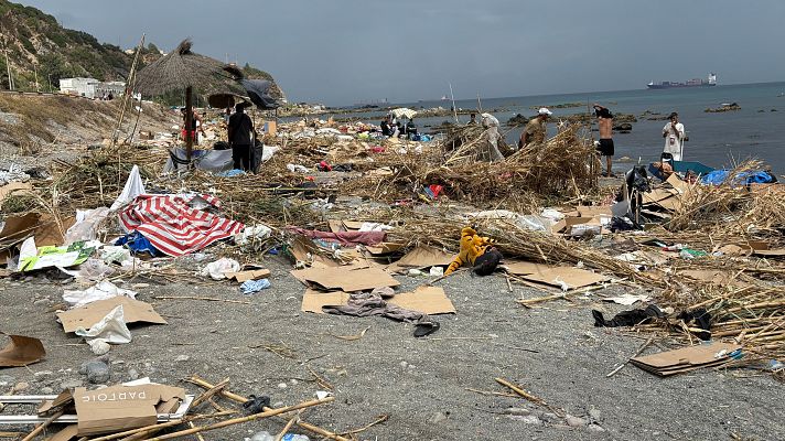 Telediario 2 - La Policía desaloja a los migrantes del Trampolín en Ceuta aunque muchos vuelven a la playa