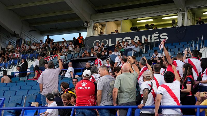 Abucheos a Martín Presa, presidente del Rayo Vallecano.
