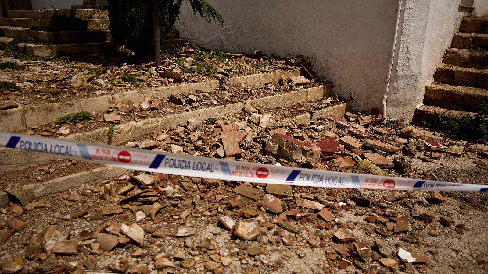 Los técnicos y bomberos realizan inspecciones en Granada - Informativo 24h | Ver