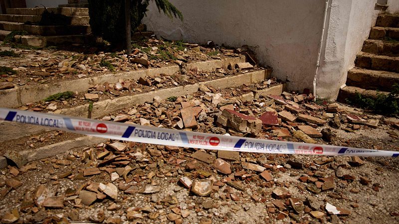 Los técnicos y bomberos realizan inspecciones en Granada - Informativo 24h | Ver