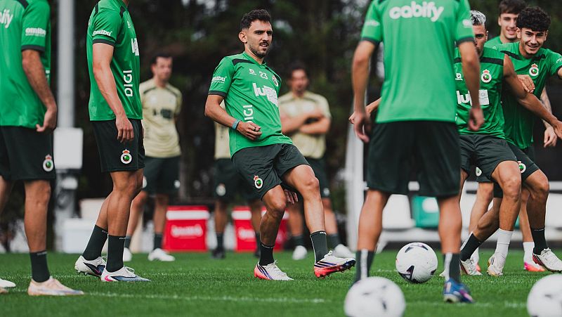 Futbolista Ivan Merino con el dorsal "23" y patrocinador "DIGI" en equipación verde del Racing de Santander, en entrenamiento.