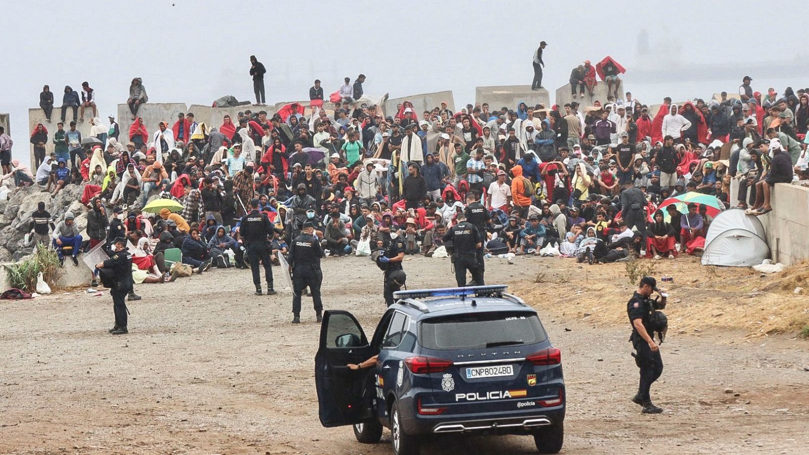 La Policía agrupa a los de migrantes para limpiar la playa en Ceuta | Ver