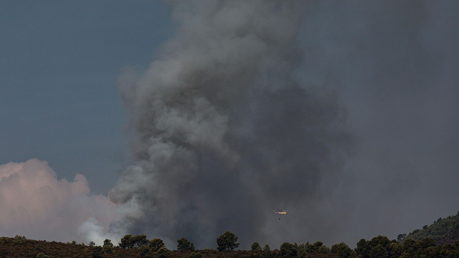 La Generalitat activa el nivel 2 en el incendio de Segorbe (Castellón) y ordena evacuar la localidad de Gátova | Ver ahora