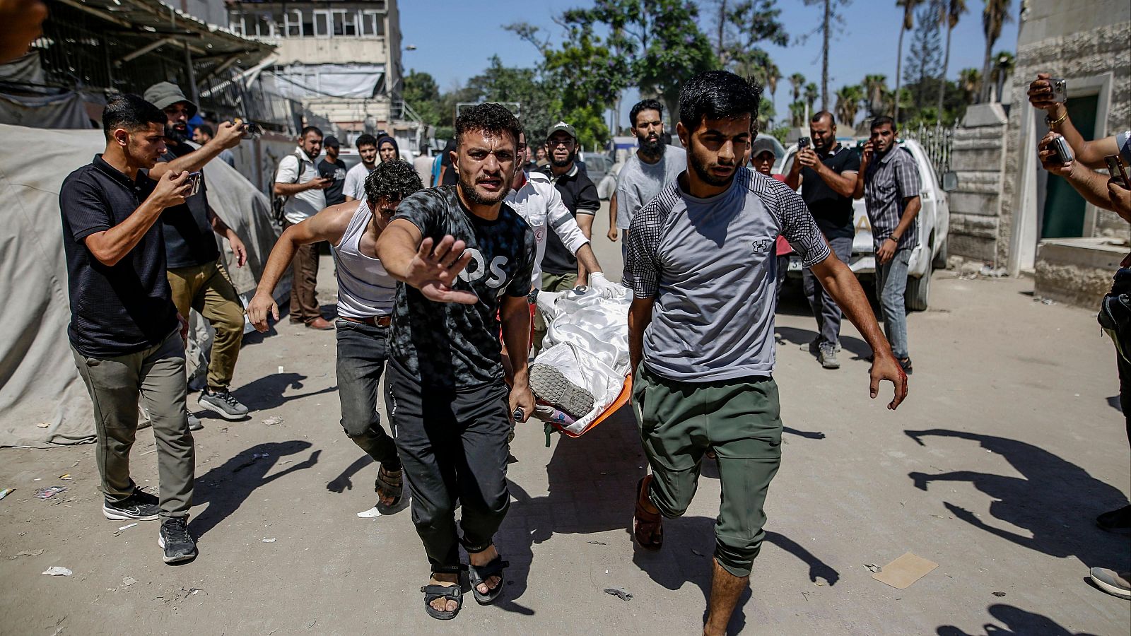 Gaza sufre el colapso de su sanidad sin ambulancias ni camas - Telediario 2 | Ver